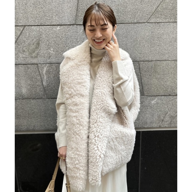 DEUXIEME CLASSE(ドゥーズィエムクラス)のDeuxieme ClasseブランカBLANCHA SHEARLING ベスト レディースのジャケット/アウター(ムートンコート)の商品写真