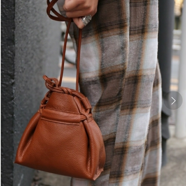 Beau're(ビュレ)の値下　ビュレ　フリークストア　ポシェット　ポーチ　巾着　革　キャメル レディースのバッグ(ショルダーバッグ)の商品写真