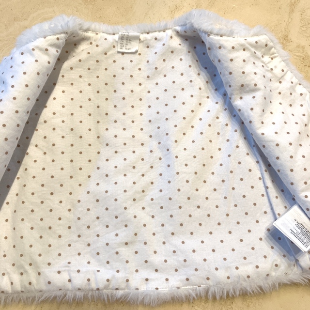 H&M(エイチアンドエム)の【USED】H&M kids キッズ　ベビー　エコファーベスト　フェイクファー キッズ/ベビー/マタニティのキッズ服女の子用(90cm~)(ジャケット/上着)の商品写真