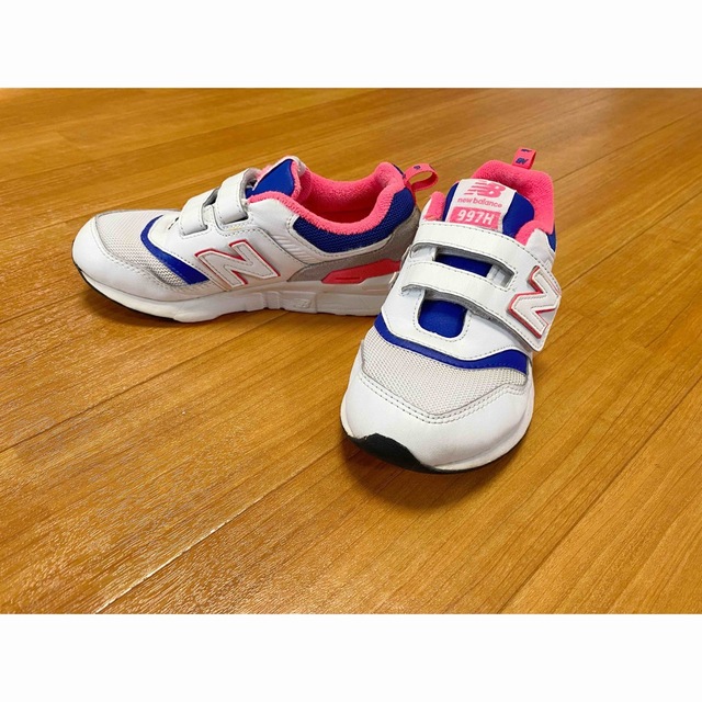 New Balance(ニューバランス)の美品》ニューバランス  スニーカー　キッズ　20cm  女の子　男女兼用 キッズ/ベビー/マタニティのキッズ靴/シューズ(15cm~)(スニーカー)の商品写真