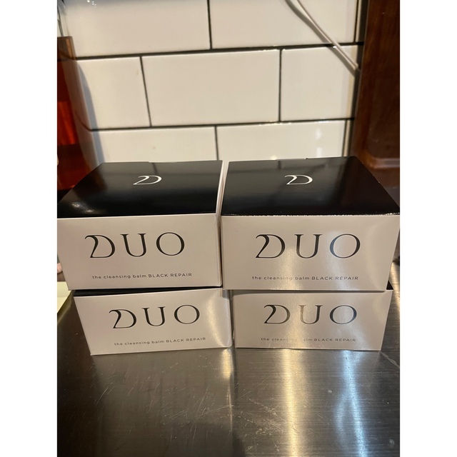 DUO(デュオ)のDUO デュオ　クレンジングバーム　ブラック　4個セット　未使用品 コスメ/美容のスキンケア/基礎化粧品(クレンジング/メイク落とし)の商品写真