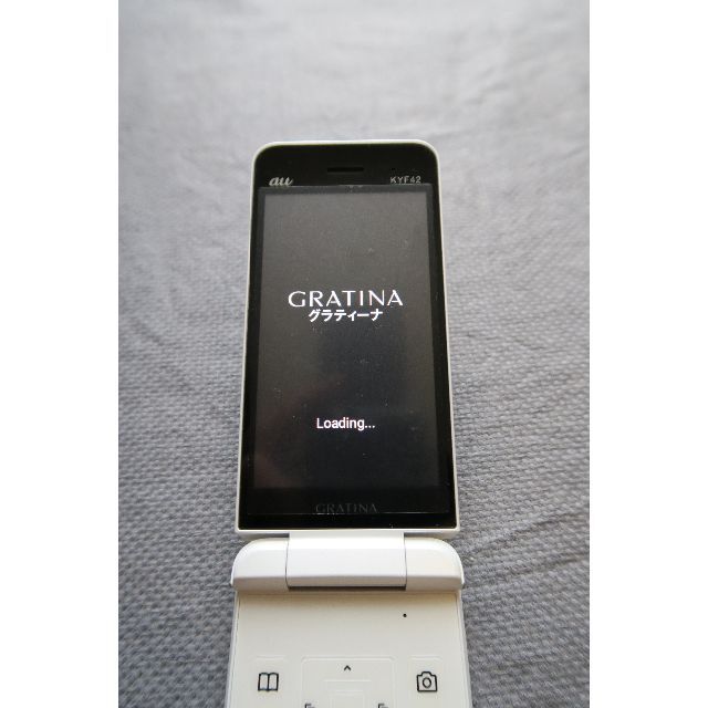 京セラ(キョウセラ)のGRATINA KYF42 ホワイト　SIMフリー　ガラホ　携帯電話 スマホ/家電/カメラのスマートフォン/携帯電話(携帯電話本体)の商品写真