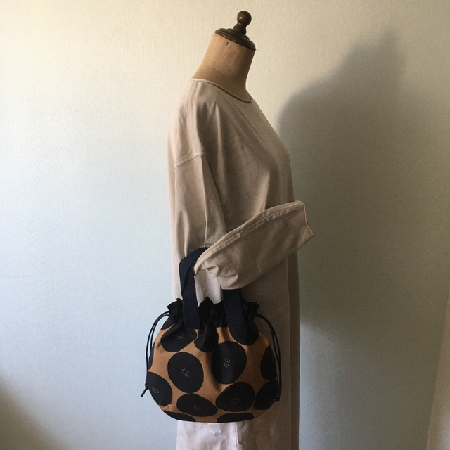 あんぱん柄の巾着バッグ　ハンドバッグ ハンドメイドのファッション小物(バッグ)の商品写真