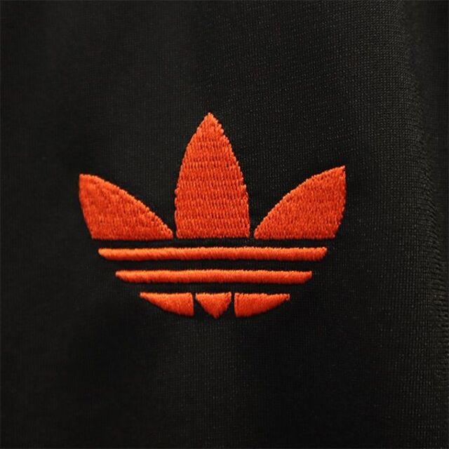 adidas(アディダス)のアディダス ワンポイント刺繍 トラックジャケット XS ブラック×オレンジ adidas トレフォイルロゴ メンズ 【中古】  【230201】 メンズのジャケット/アウター(ダッフルコート)の商品写真