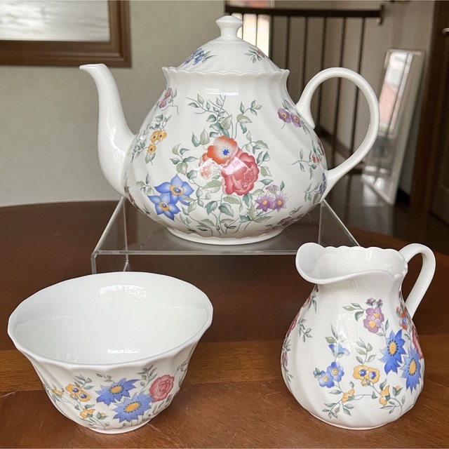 WEDGWOOD(ウェッジウッド)の【黒壺美品】ウェッジウッド★エーヴベリー★ティーポット　セット インテリア/住まい/日用品のキッチン/食器(食器)の商品写真