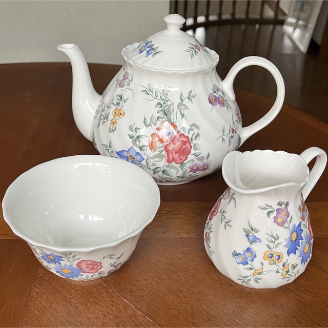 WEDGWOOD(ウェッジウッド)の【黒壺美品】ウェッジウッド★エーヴベリー★ティーポット　セット インテリア/住まい/日用品のキッチン/食器(食器)の商品写真