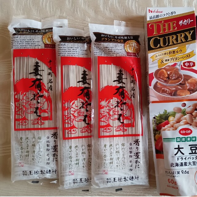 カレールー2点、蕎麦3点、蒸し大豆1 点 食品/飲料/酒の食品(調味料)の商品写真