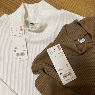 ユニクロ(UNIQLO)のユニクロ　リブハイネックT  ホワイト　ベージュ　 2枚(Tシャツ(長袖/七分))