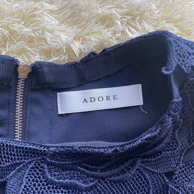 ADORE(アドーア)のADORE　アドーア　結婚式ドレス　ひざ丈ワンピース　花柄レース刺繍　ネイビー レディースのワンピース(ひざ丈ワンピース)の商品写真