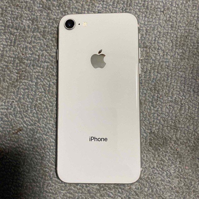 iPhone8 シルバー SIMフリー 64G スマホ/家電/カメラのスマートフォン/携帯電話(スマートフォン本体)の商品写真