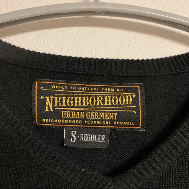 NEIGHBORHOOD(ネイバーフッド)の【美品】NEIGHBORHOOD ネイバーフッド　Vネック　ニット　ロゴ　刺繍 メンズのトップス(ニット/セーター)の商品写真