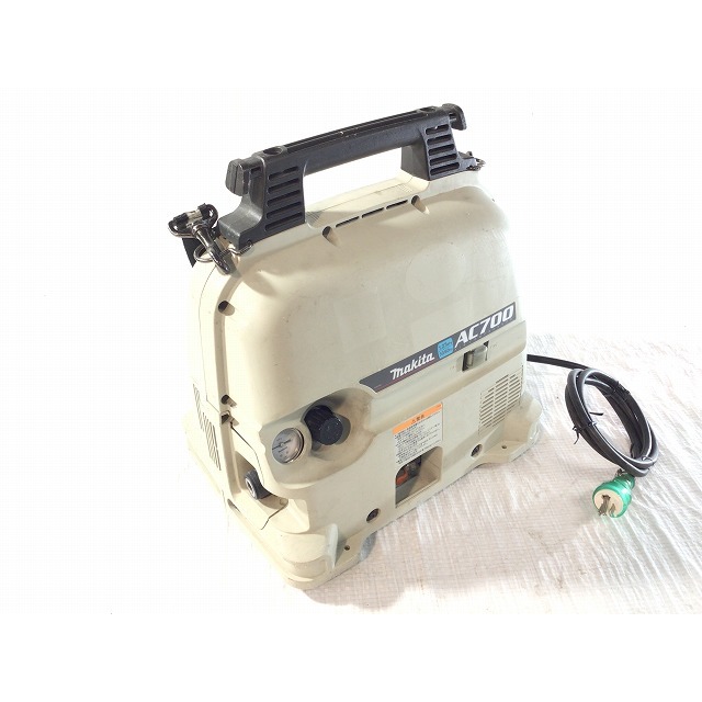 Makita(マキタ)の☆中古品☆makita マキタ 常圧 エアコンプレッサー AC700 5L/5リットル エアーコンプレッサー DIY/日曜大工 64728 自動車/バイクのバイク(工具)の商品写真