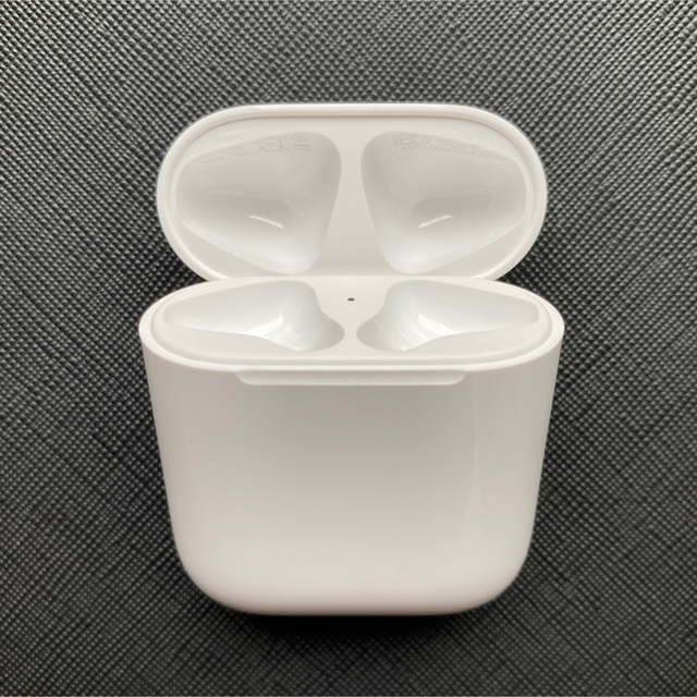 Apple(アップル)のApple 正規　エアーポッズ　AirPods 第一世代　充電器　充電ケース スマホ/家電/カメラのオーディオ機器(ヘッドフォン/イヤフォン)の商品写真