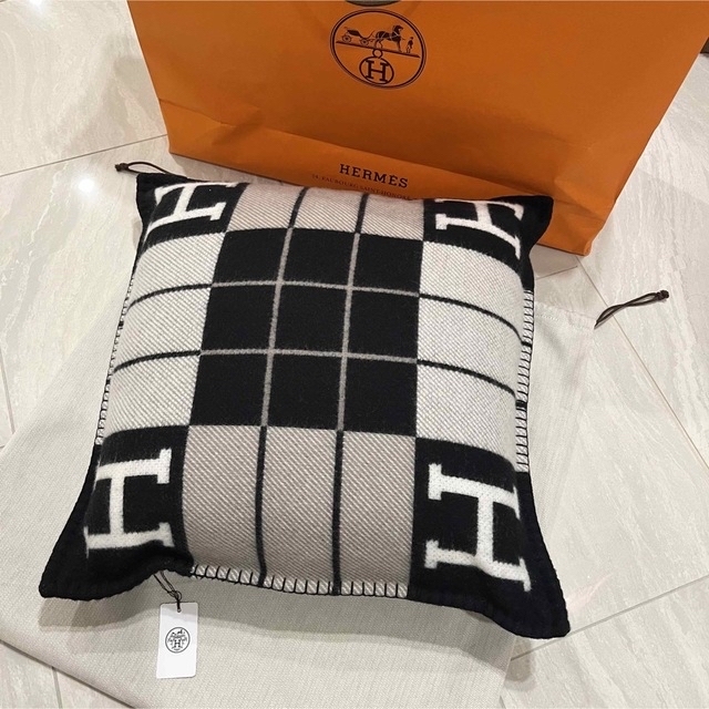 バーゲンで Hermes momo クッション