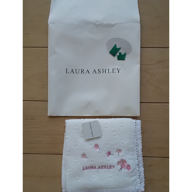 LAURA ASHLEY(ローラアシュレイ)の未使用LAURA ASHLEYミニタオル25×25 レディースのファッション小物(ハンカチ)の商品写真