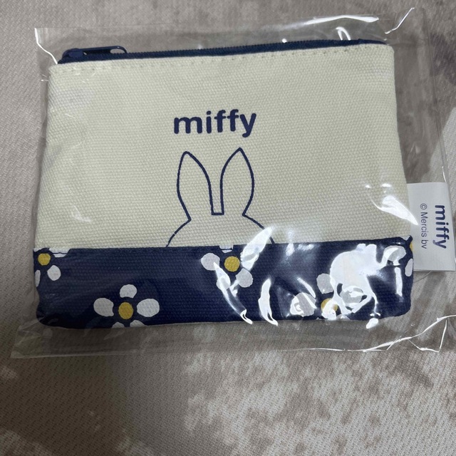 miffy(ミッフィー)のミッフィー  ティッシュポーチ　ポーチ レディースのファッション小物(ポーチ)の商品写真