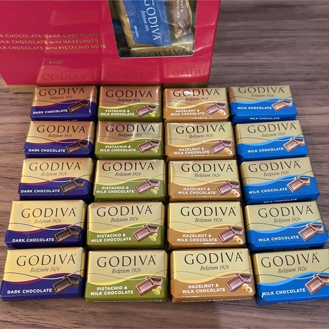 GODIVA(ゴディバ)のGODIVA ゴディバ ナポリタン　チョコレート 4種 40個　バラ売り 食品/飲料/酒の食品(菓子/デザート)の商品写真