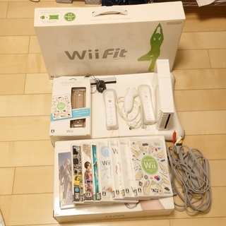 ニンテンドウ(任天堂)のWii 本体ホワイト　Wiiフィット＋ソフト　すぐ遊べるセット(家庭用ゲーム機本体)