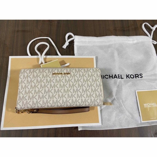 Michael Kors(マイケルコース)のマイケルコース　長財布　ストラップ付き　シグネチャー レディースのファッション小物(財布)の商品写真