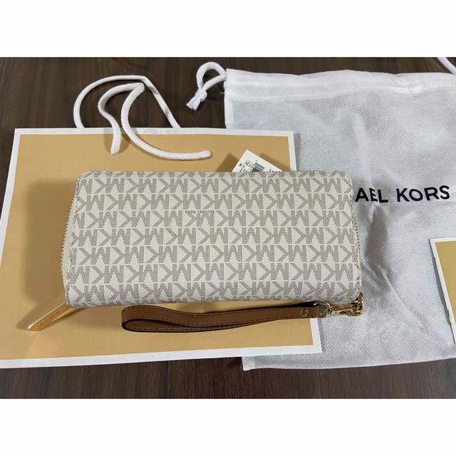 Michael Kors(マイケルコース)のマイケルコース　長財布　ストラップ付き　シグネチャー レディースのファッション小物(財布)の商品写真