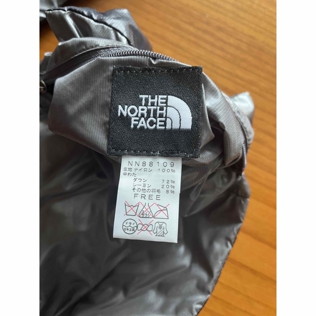 THE NORTH FACE(ザノースフェイス)の美品　ザノースフェイス　ヌプシダウンマフラーNN88109 黒×グレー メンズのファッション小物(マフラー)の商品写真