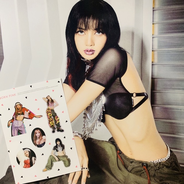 【限定品】特大フォトカードとフォトステッカーのセット　リサ エンタメ/ホビーのCD(K-POP/アジア)の商品写真