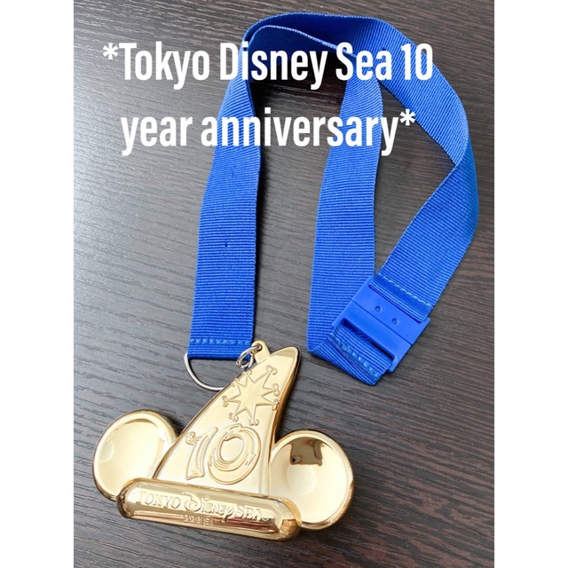 Disney(ディズニー)の東京ディズニーシー　10周年記念品　ネックストラップピンバッジピントレネックレス エンタメ/ホビーのアニメグッズ(バッジ/ピンバッジ)の商品写真