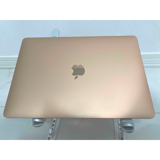 Apple(アップル)の【購入者確定済】MacBook Air 2020 ゴールド 8GB スマホ/家電/カメラのPC/タブレット(ノートPC)の商品写真