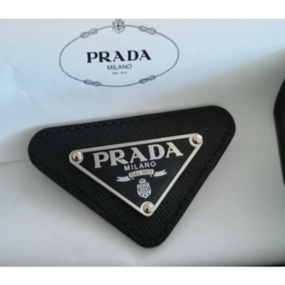PRADA - 【残り２個】PRADA プラダ トライアングル ロゴ ブローチ 