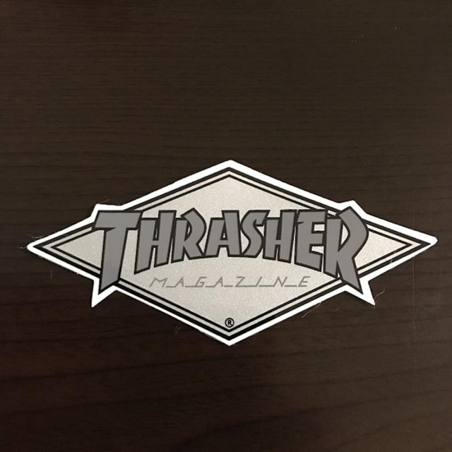 THRASHER(スラッシャー)の(縦４.8cm横10.5cm) THRASHER スラッシャー　ステッカー スポーツ/アウトドアのスポーツ/アウトドア その他(スケートボード)の商品写真