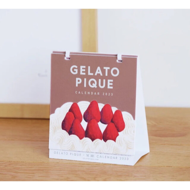 gelato pique(ジェラートピケ)の【MORE 2023年1月付録】ジェラートピケ卓上カレンダー　ストロベリーポーチ レディースのファッション小物(ポーチ)の商品写真