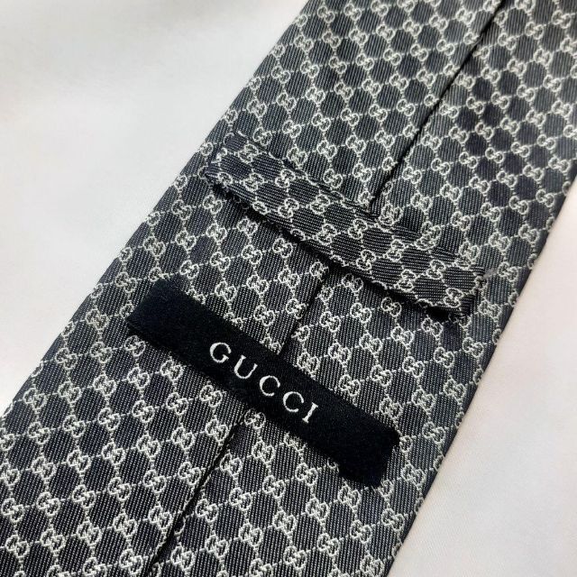 Gucci(グッチ)のグッチ　GG 刺繍　総柄　ネクタイ　グレー　シルク　小紋柄　フォーマル　ビジネス レディースのファッション小物(ネクタイ)の商品写真