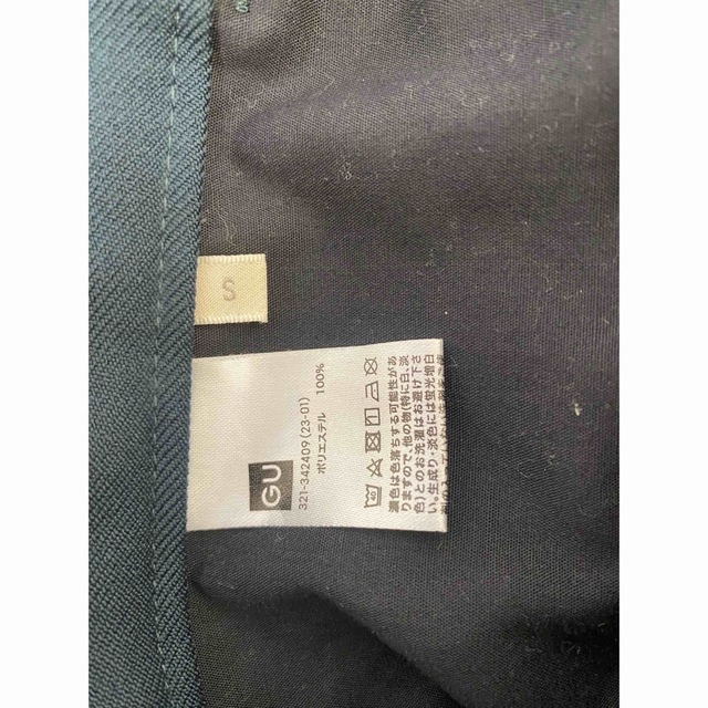 GU(ジーユー)のGU センタープレスストレートパンツ　ダークグリーン　S 60センチ裾上げ メンズのパンツ(スラックス)の商品写真