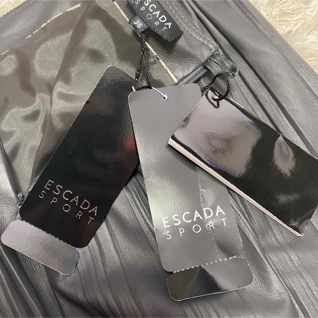 希少*未使用タグ付き【ESCADA】11万羊革シーププリーツスカートサイズ