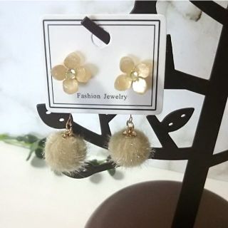 ＊小さなお花とファーボールのバックキャッチピアス・ベージュ　＃1243(ピアス)