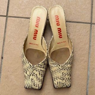 ミュウミュウ(miumiu)のmiumiu パイソン　フラットシューズ　38ハーフ(ローファー/革靴)