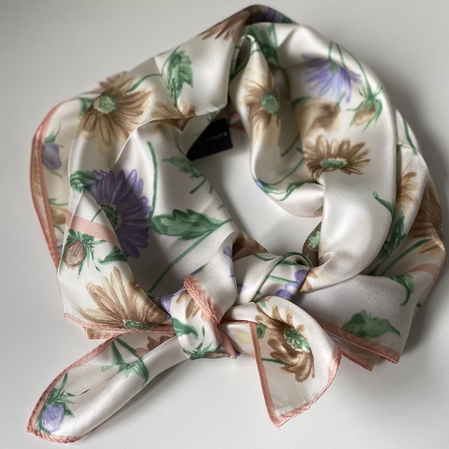 ANNE KLEIN(アンクライン)のアンクライン スカーフ シルクスカーフ ベージュ系 ガーベラ フラワー レディースのファッション小物(バンダナ/スカーフ)の商品写真