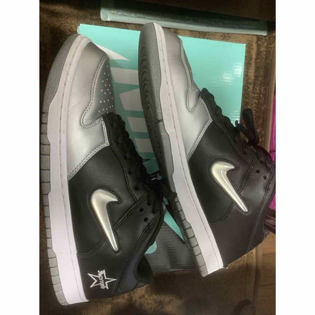 NIKE(ナイキ)のsupreme×NIKE  DUNK LOW METALLIC SILVER29 メンズの靴/シューズ(スニーカー)の商品写真