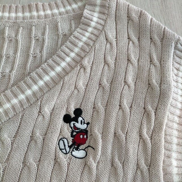 Disney(ディズニー)のmickey ミッキー ワンポイント刺繍 プルオーバーニットベスト ケーブル編み レディースのトップス(ベスト/ジレ)の商品写真