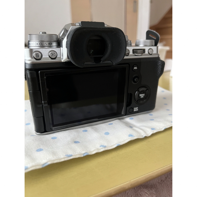 富士フイルム(フジフイルム)のFUJI FILM ボディ X-T4 SILVER スマホ/家電/カメラのカメラ(ミラーレス一眼)の商品写真