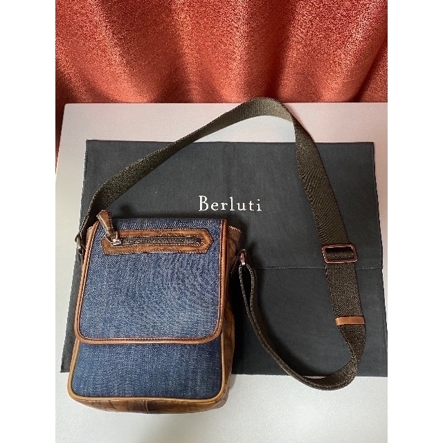 Berluti(ベルルッティ)の廃盤商品 Berluti ベルルッティ ショルダーバッグ ボディバッグ レザー メンズのバッグ(ボディーバッグ)の商品写真