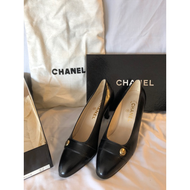 CHANEL(シャネル)の美品　CHANEL 黒革　シャネルパンプス　37 24㎝　イタリア製　金ロゴ レディースの靴/シューズ(ハイヒール/パンプス)の商品写真