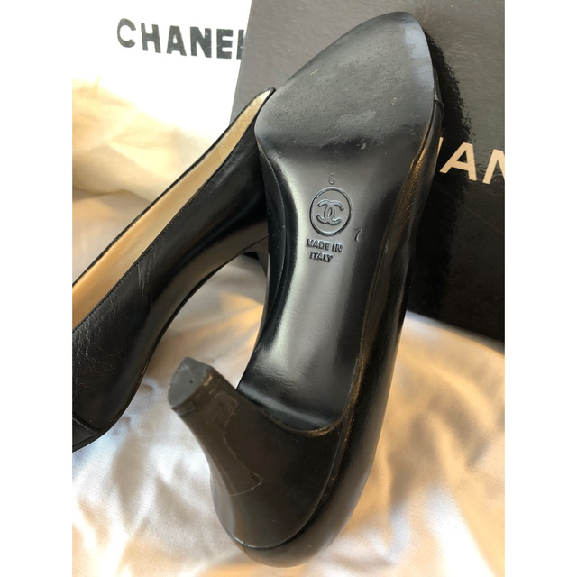 CHANEL(シャネル)の美品　CHANEL 黒革　シャネルパンプス　37 24㎝　イタリア製　金ロゴ レディースの靴/シューズ(ハイヒール/パンプス)の商品写真