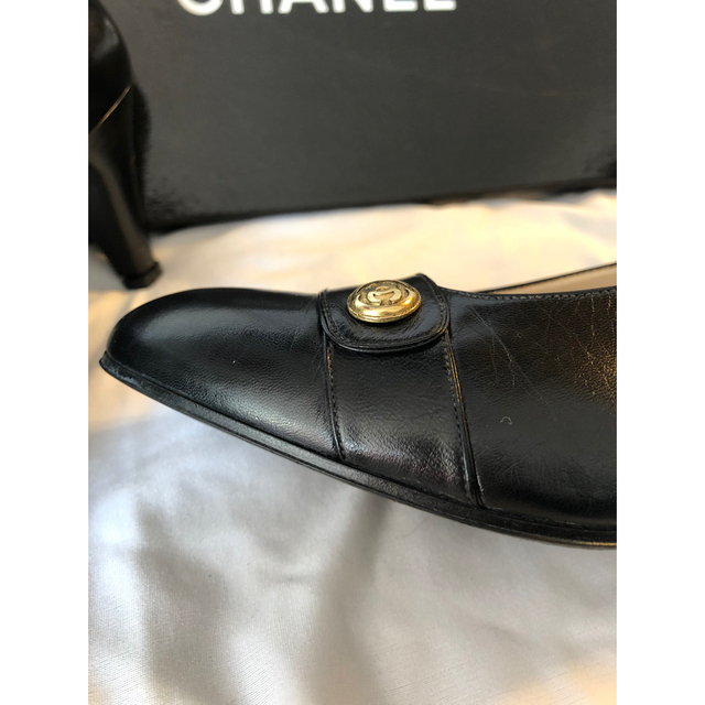 CHANEL(シャネル)の美品　CHANEL 黒革　シャネルパンプス　37 24㎝　イタリア製　金ロゴ レディースの靴/シューズ(ハイヒール/パンプス)の商品写真