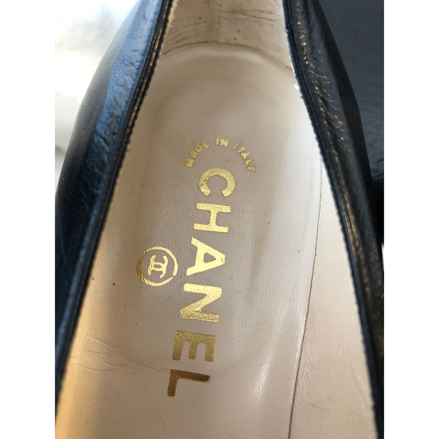 CHANEL(シャネル)の美品　CHANEL 黒革　シャネルパンプス　37 24㎝　イタリア製　金ロゴ レディースの靴/シューズ(ハイヒール/パンプス)の商品写真