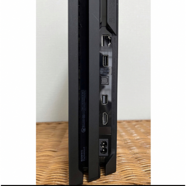 PlayStation4(プレイステーション4)のPlayStation 4 Pro  CUH 7200B B01 本体 エンタメ/ホビーのゲームソフト/ゲーム機本体(家庭用ゲーム機本体)の商品写真