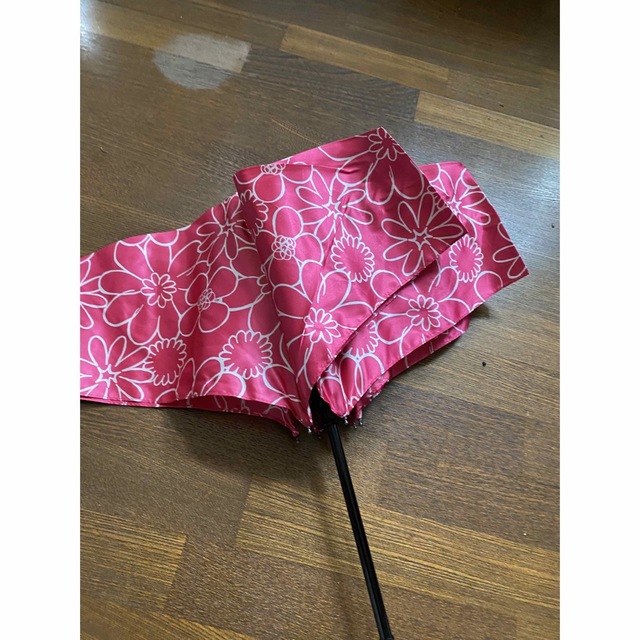 VIVAYOU(ビバユー)の新品未使用VIVA Y O Uビバユー折り畳み雨傘花柄赤ピンク自動式 レディースのファッション小物(傘)の商品写真