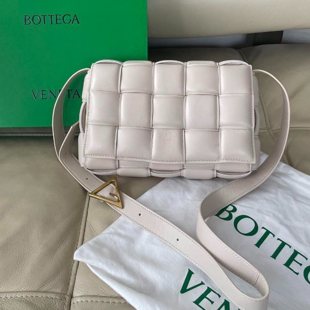 ファッションデザイナー Bottega Veneta - BOTTEGA VENETA ボッテガヴェネタ　パデッドカセット　チョーク　美品 ショルダーバッグ