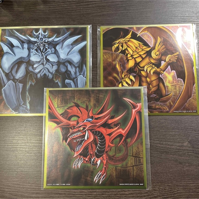 遊戯王(ユウギオウ)の【メタリック色紙3枚セット】オシリスの天空竜/オベリスクの巨神兵/ラーの翼神竜 エンタメ/ホビーのトレーディングカード(カードサプライ/アクセサリ)の商品写真