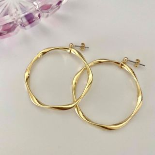 ハンドメイドピアス　ひねりリング大ぶりピアス(ピアス)